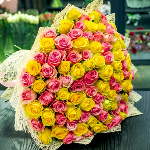 Букет из 101 розовой и лимонной розы (50 см) в Истре