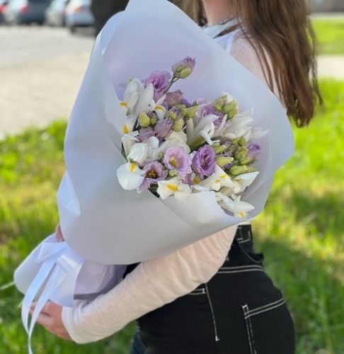 Букет "Вива ла дива" из эустом и ирисов в Истре