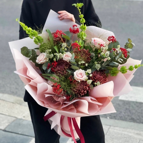 Букет "Вернисаж" из калины, хризантем Бигоуди, молюцеллы, паникума, роз и астранции в Истре