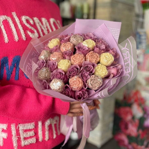 Букет из роз и шоколадных пионов в Истре