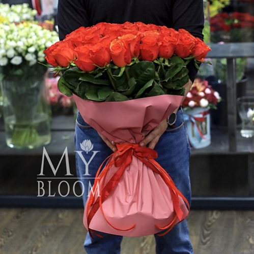 Букет 51 коралловая роза (60 см) в Истре