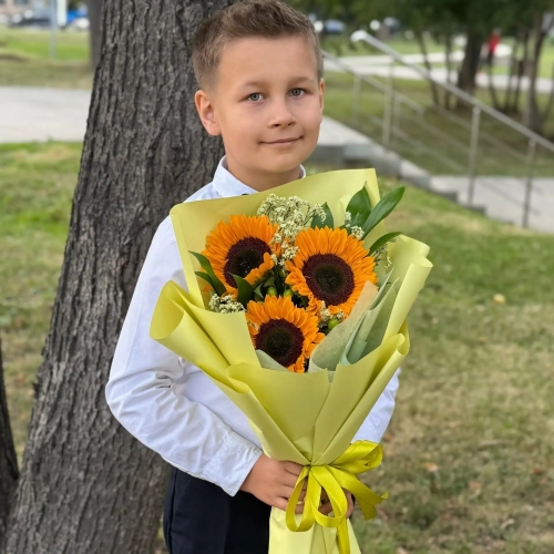 Букет на 1 сентября из 3 подсолнухов и лимониума в Истре