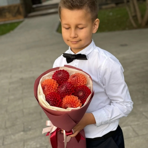 Букет из 7 сезонных георгин в Истре