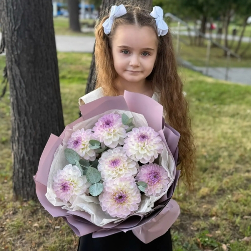 Букет из 7 сезонных георгин с эвкалиптом в Истре