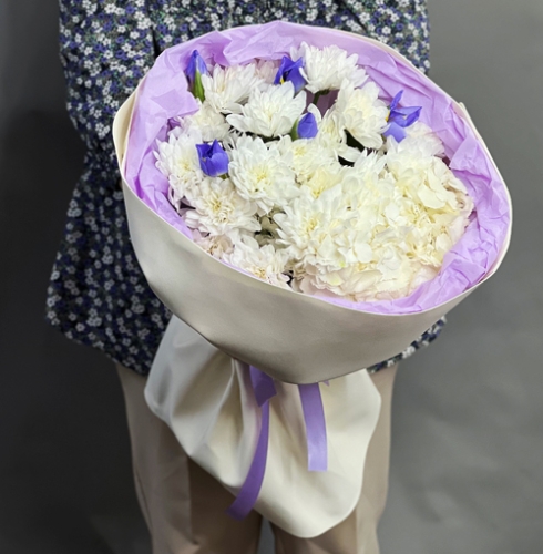 Букет "Грация" из ирисов, гортензии и кустовых хризантем в Истре