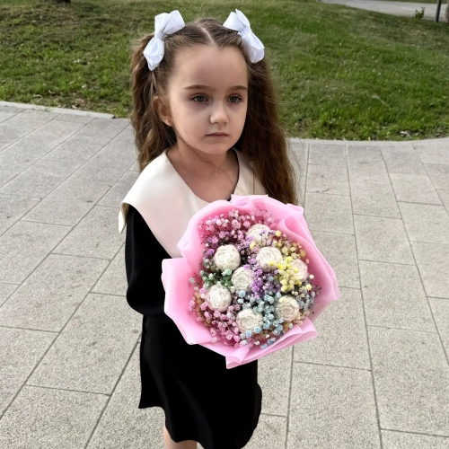 Букет на 1 сентября из шоколадных пионов и радужной гипсофилы в Истре