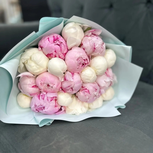 Микс из 19 бело-розовых пионов в Истре
