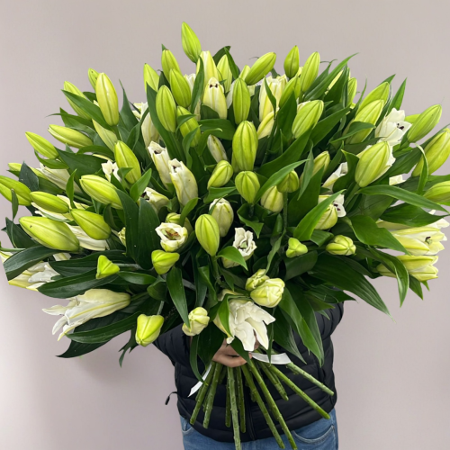 Объемный букет из 27 ароматных белых лилий в Истре