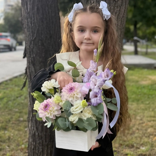 Композиция с георгинами на 1 сентября в белом ящике в Истре