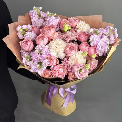 Букет "Амели" из ароматных маттиол, пионовидных кустовых роз Джульетта  эустом и диантусов в Истре