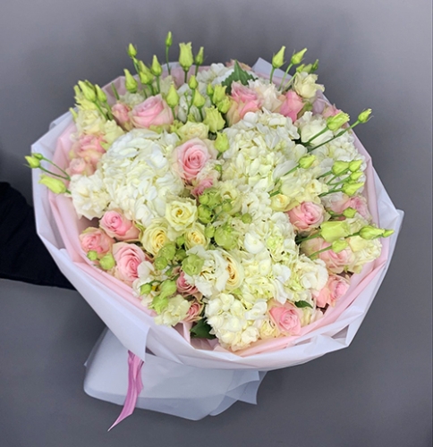 Букет "София" из гортензий, эустом и роз в Истре