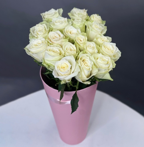 19 белых роз Кения в конусе в Истре