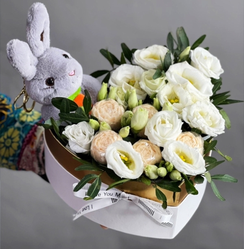 Композиция в коробке сердца из шоколадных пионов и эустом в Истре