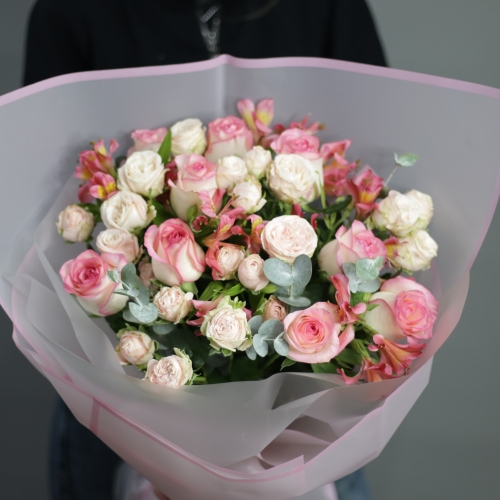 Букет "Розовый фламинго" из роз, альстромерии и эвкалипта в Истре